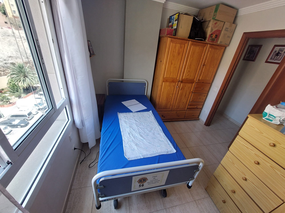 Vista amplia de la habitación con la cama hospitalaria instalada