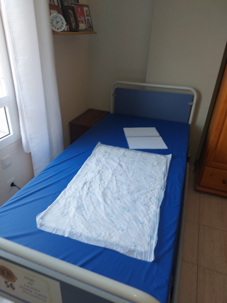 Cama hospitalaria montada, vista longitudinal desde los pies
