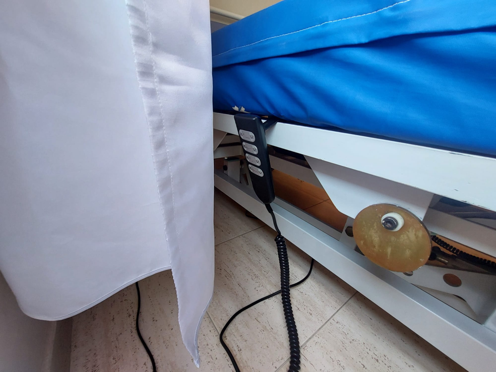 Detalle del mando y mecanismo lateral de una cama hospitalaria